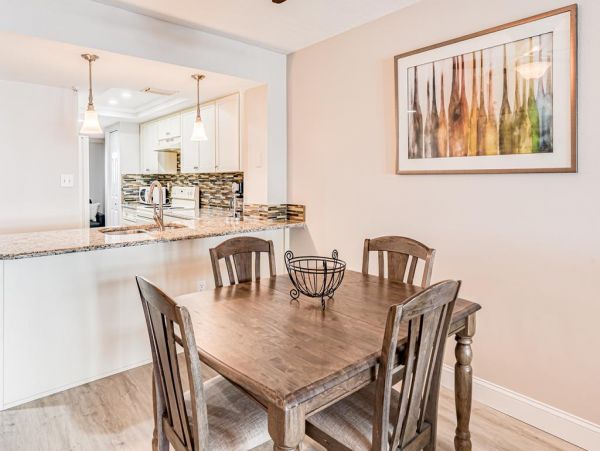 Beautiful 2 Bedroom Vacation Condo with Intracoastal Waterway View