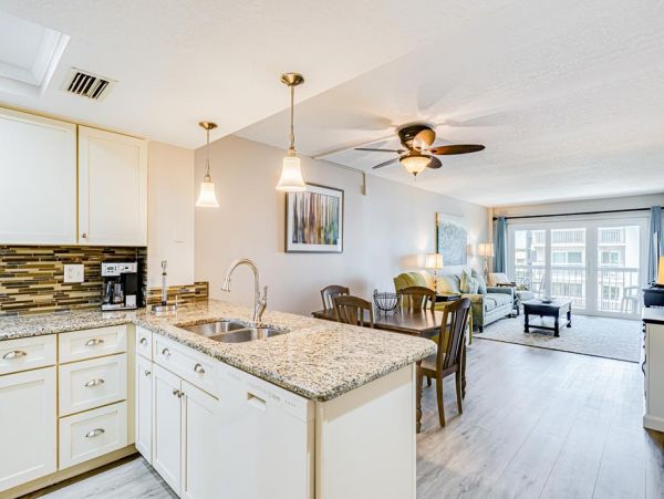 Beautiful 2 Bedroom Vacation Condo with Intracoastal Waterway View