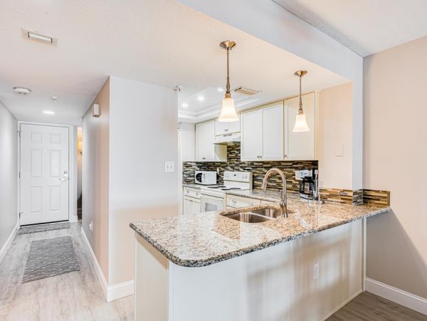 Beautiful 2 Bedroom Vacation Condo with Intracoastal Waterway View