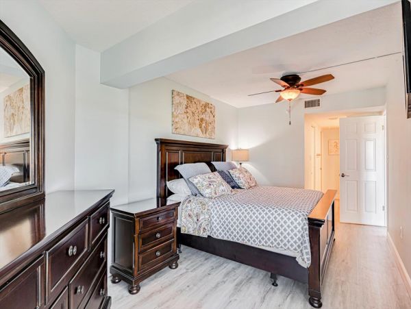 Beautiful 2 Bedroom Vacation Condo with Intracoastal Waterway View