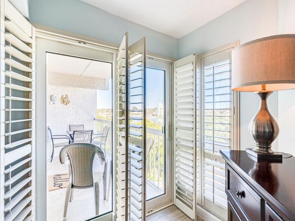 Beautiful 2 Bedroom Vacation Condo with Intracoastal Waterway View