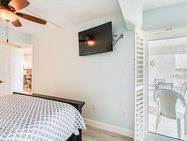 Beautiful 2 Bedroom Vacation Condo with Intracoastal Waterway View