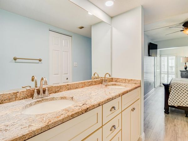 Beautiful 2 Bedroom Vacation Condo with Intracoastal Waterway View