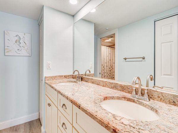Beautiful 2 Bedroom Vacation Condo with Intracoastal Waterway View