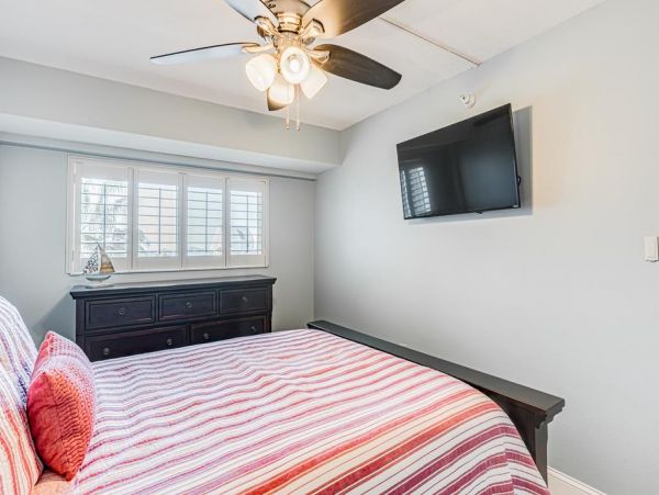Beautiful 2 Bedroom Vacation Condo with Intracoastal Waterway View