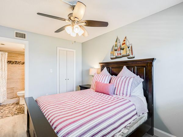 Beautiful 2 Bedroom Vacation Condo with Intracoastal Waterway View