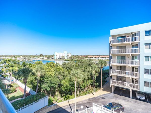 Beautiful 2 Bedroom Vacation Condo with Intracoastal Waterway View