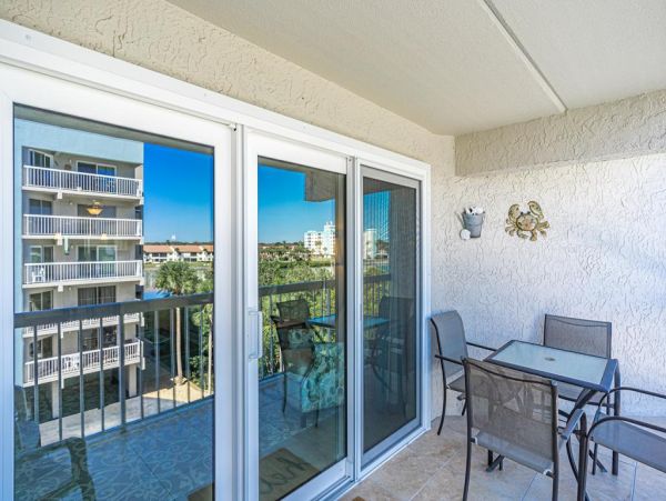 Beautiful 2 Bedroom Vacation Condo with Intracoastal Waterway View