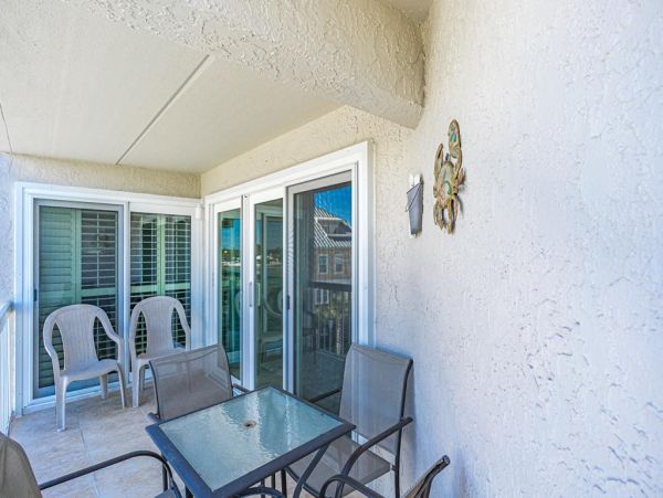 Beautiful 2 Bedroom Vacation Condo with Intracoastal Waterway View