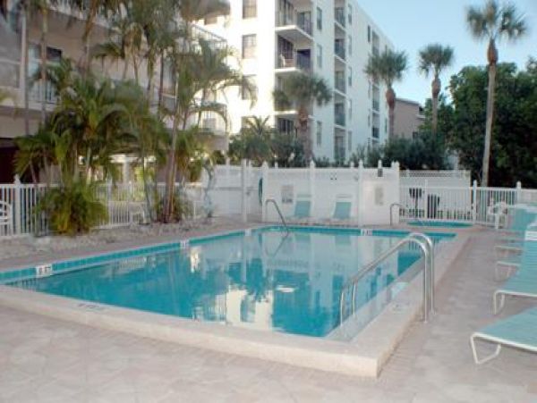 Beautiful 2 Bedroom Vacation Condo with Intracoastal Waterway View