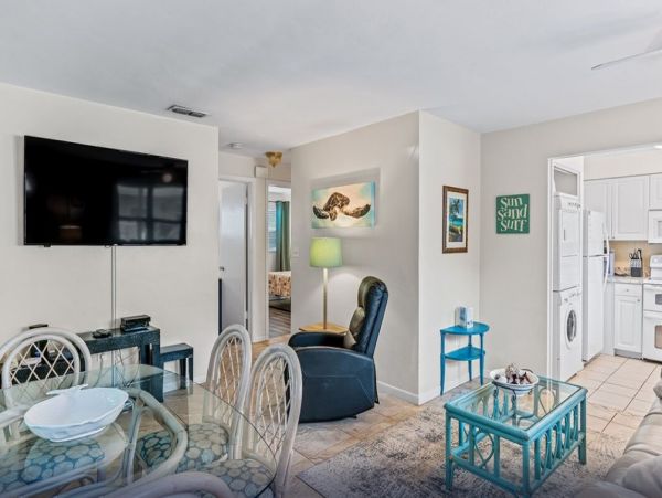 Indian Rocks Vacation Condo Two Bedroom Walk to Beach