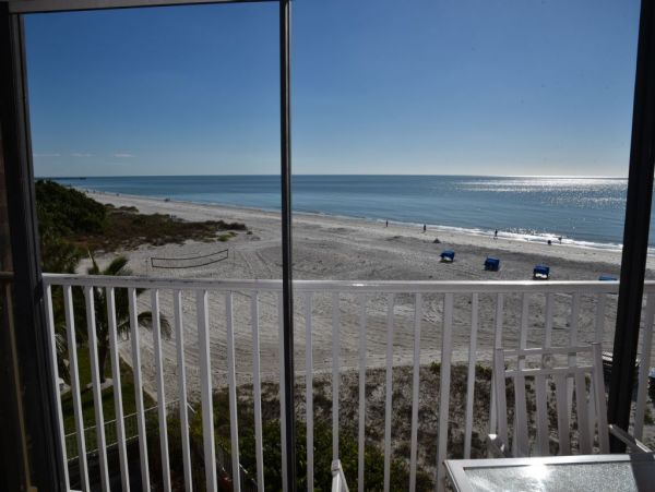 BEACHFRONT 3 BEDROOM WITH AMAZING VIEWS!