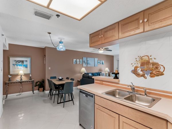 Indian Shores Vacation Rental - Florida Gulf Coast Beachfront Condo with Pool