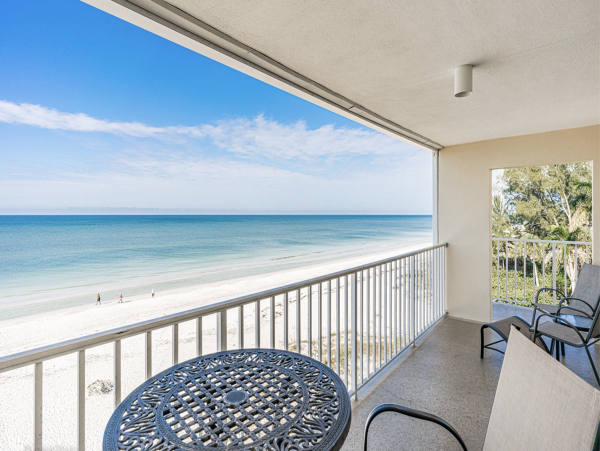 Penthouse Stunning End Unit Full Views of the Beach/Gulf