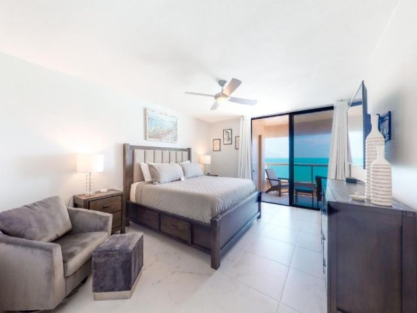 Luxury Beachfront Condo - Clearwater Vacation Rental Pool & Ocean Views