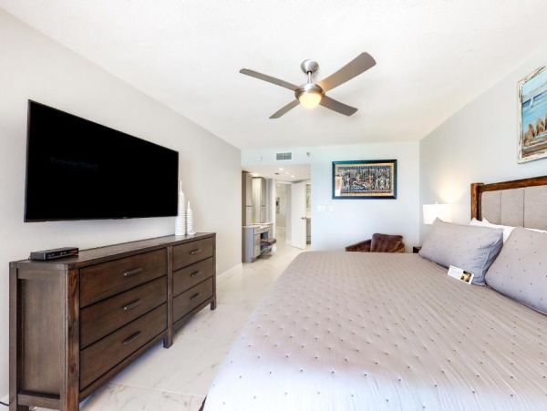 Luxury Beachfront Condo - Clearwater Vacation Rental Pool & Ocean Views