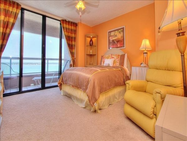 VIEWS EVERYWHERE 3 BEDROOM CLEARWATER BEACHFRONT CONDO
