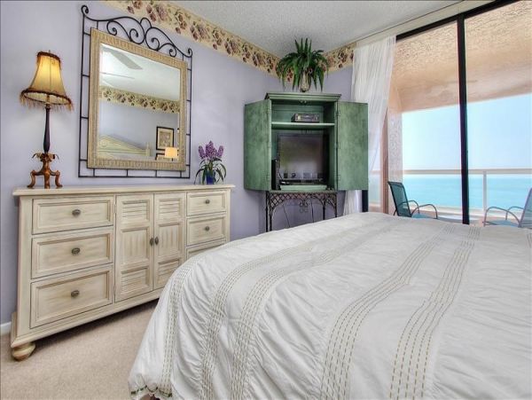 VIEWS EVERYWHERE 3 BEDROOM CLEARWATER BEACHFRONT CONDO