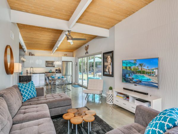 Four Bedrooms Designer Home With Private Pool and Hot Tub