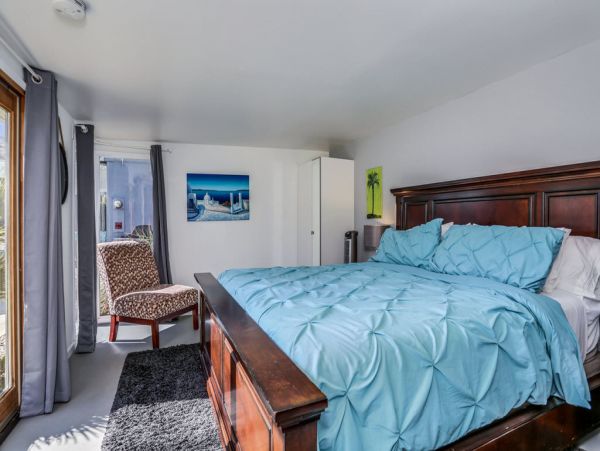 Four Bedrooms Designer Home With Private Pool and Hot Tub