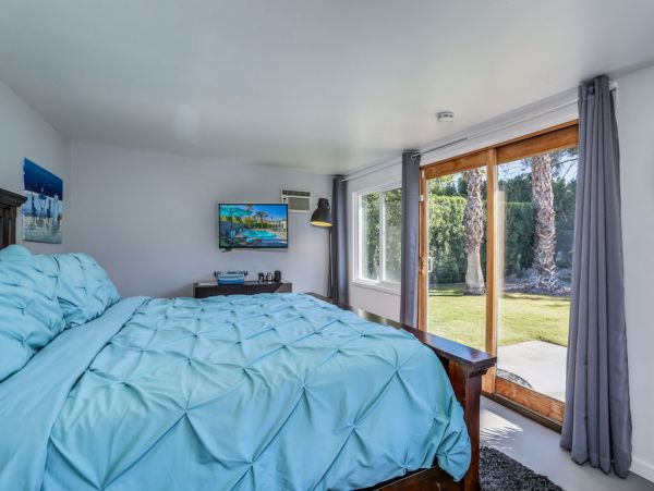 Four Bedrooms Designer Home With Private Pool and Hot Tub