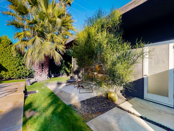Palm Springs Home 984085