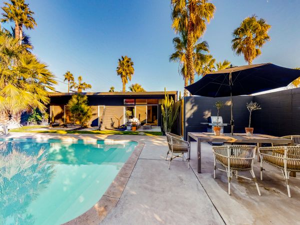 Palm Springs Home 984085