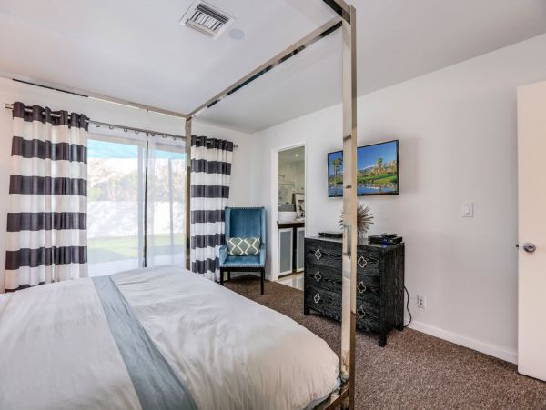 Palm Springs Home 984089