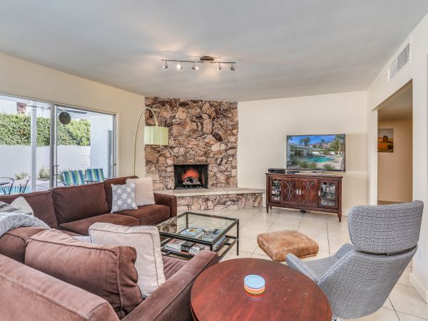 Palm Springs Home 984152