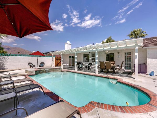 Palm Springs Home 984156