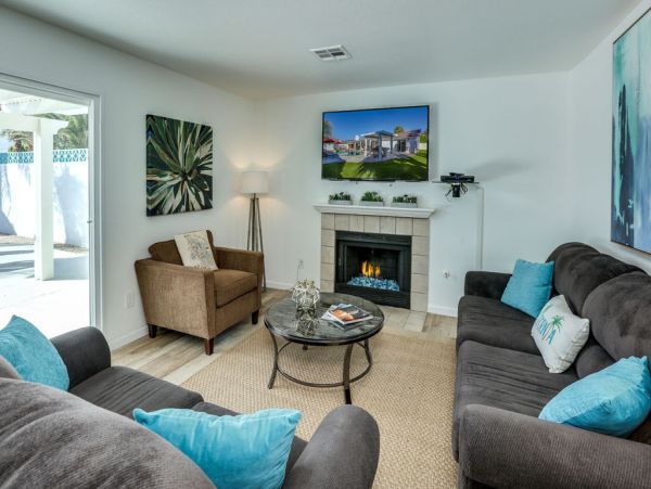 Palm Springs Home 984156