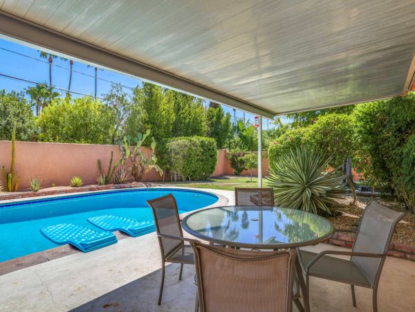 Palm Springs Home 984174