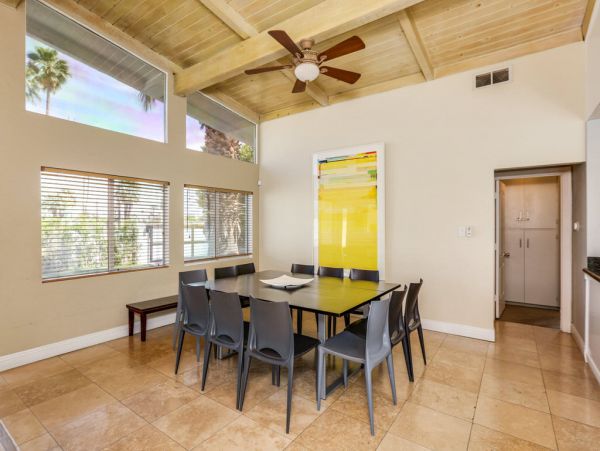 Palm Springs Home 984197