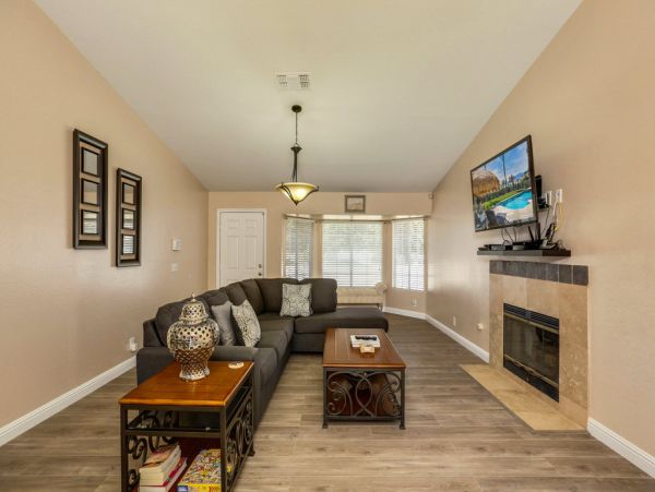 Palm Springs Home 984218