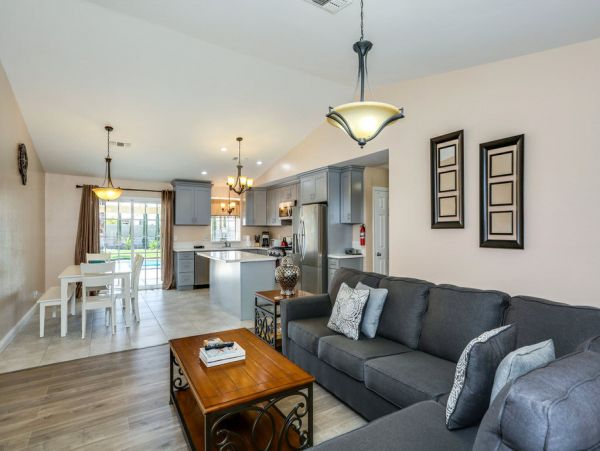 Palm Springs Home 984218
