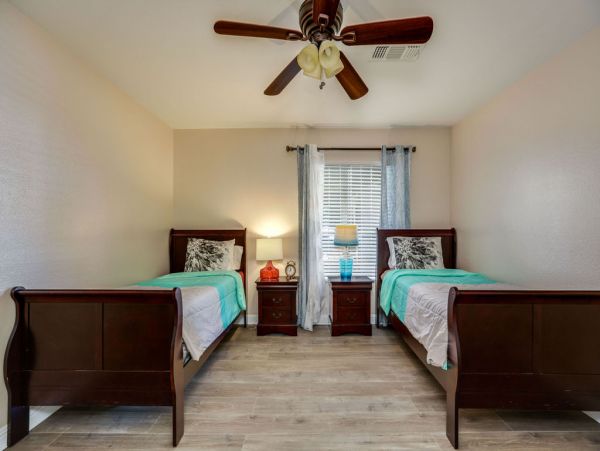 Palm Springs Home 984218