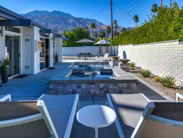 Palm Springs Home 984227