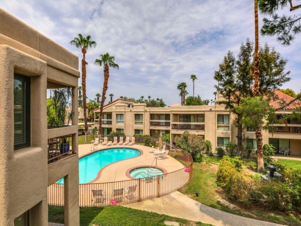 Palm Springs Home 984237