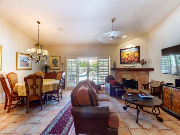 Palm Springs Home 984239