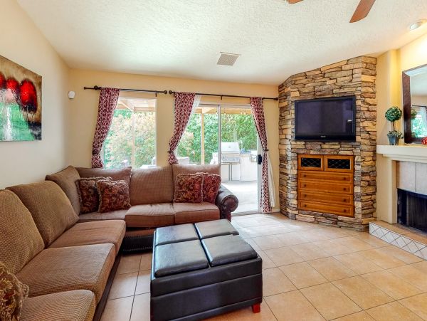 Palm Springs Home 984249