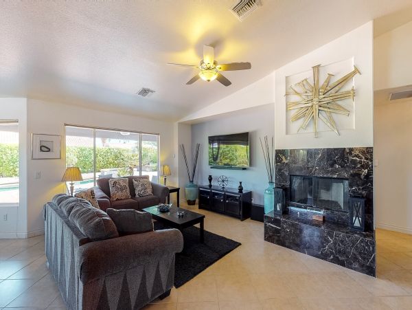 Palm Springs Home 984267