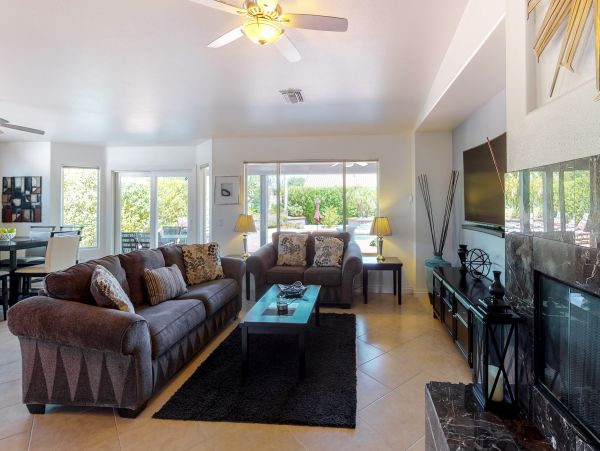 Palm Springs Home 984267