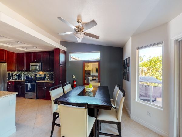 Palm Springs Home 984267