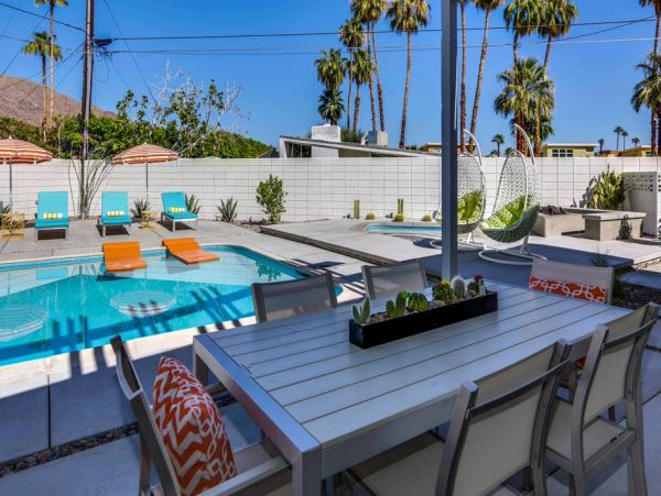 Palm Springs Home 984269