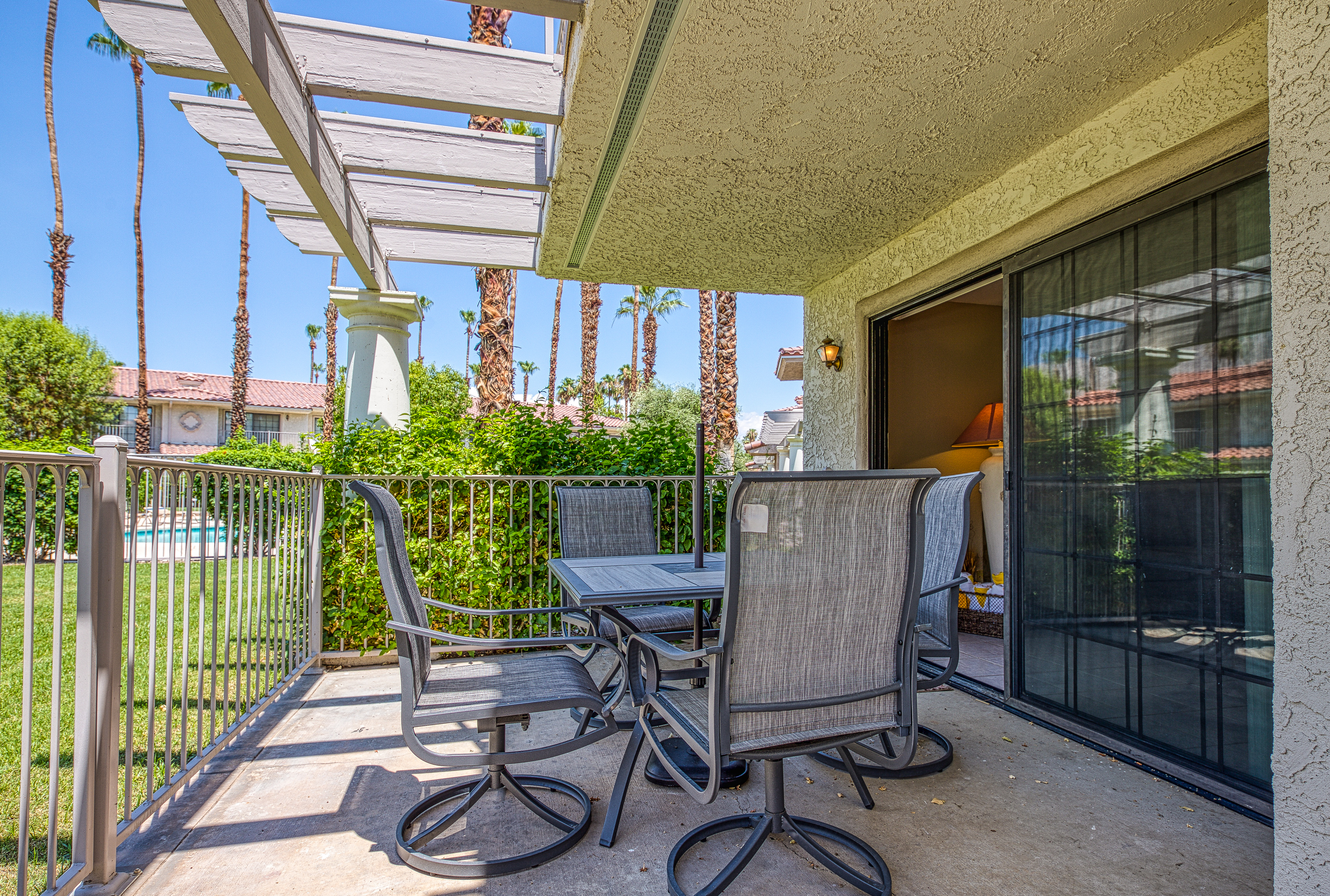 Palm Springs Home 984270