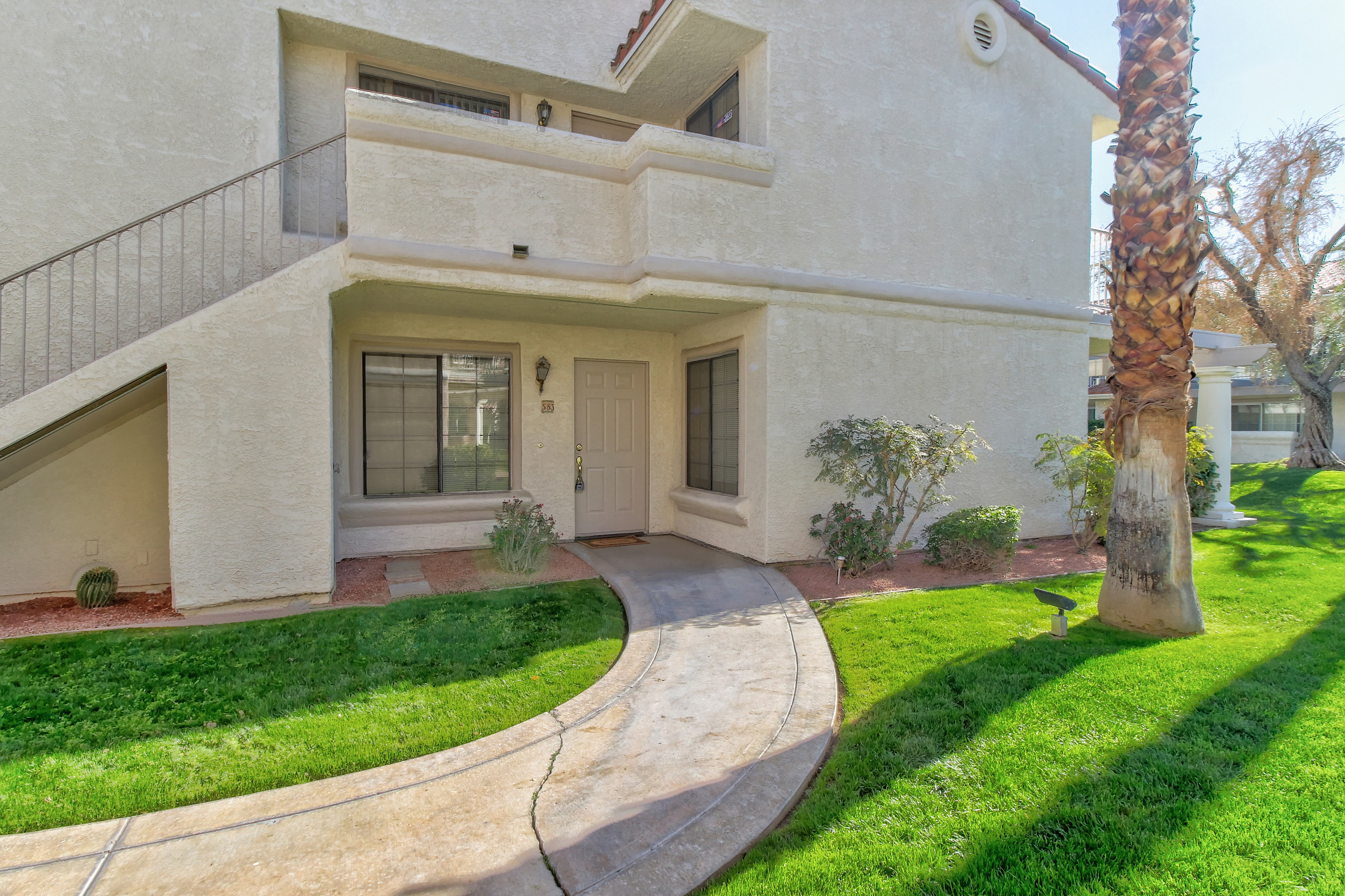 Palm Springs Home 984270
