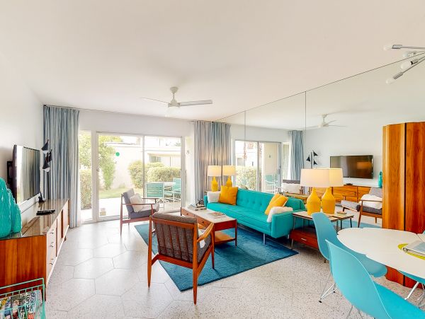 Palm Springs Home 984272