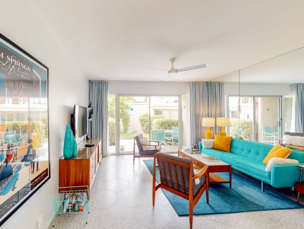 Palm Springs Home 984272