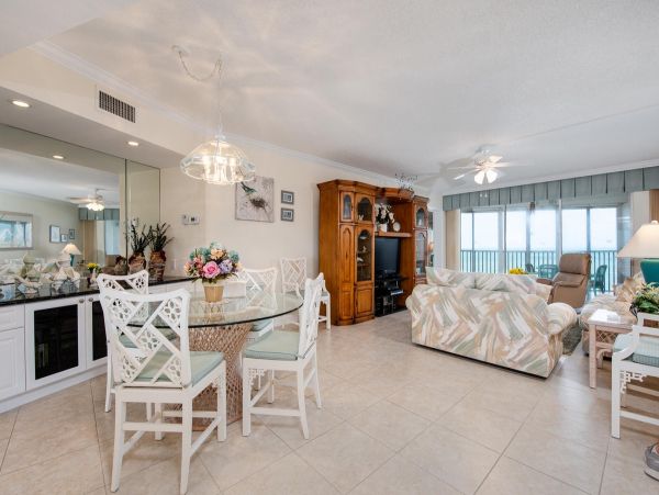 Gulf Front 2 Bedroom Condo Communal Pool & Tennis Court
