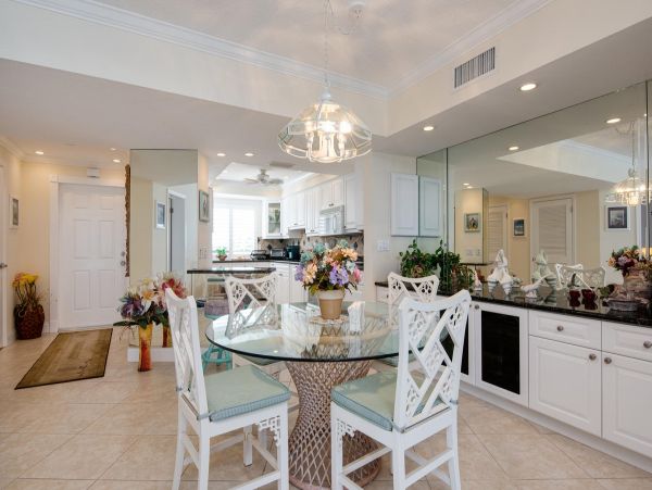 Gulf Front 2 Bedroom Condo Communal Pool & Tennis Court